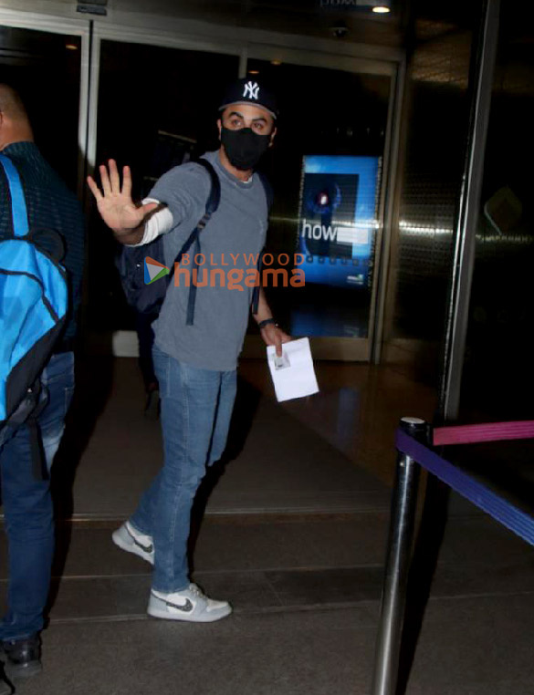 photos ranveer singh shraddha kapoor and ranbir kapoor snapped at the airport 3