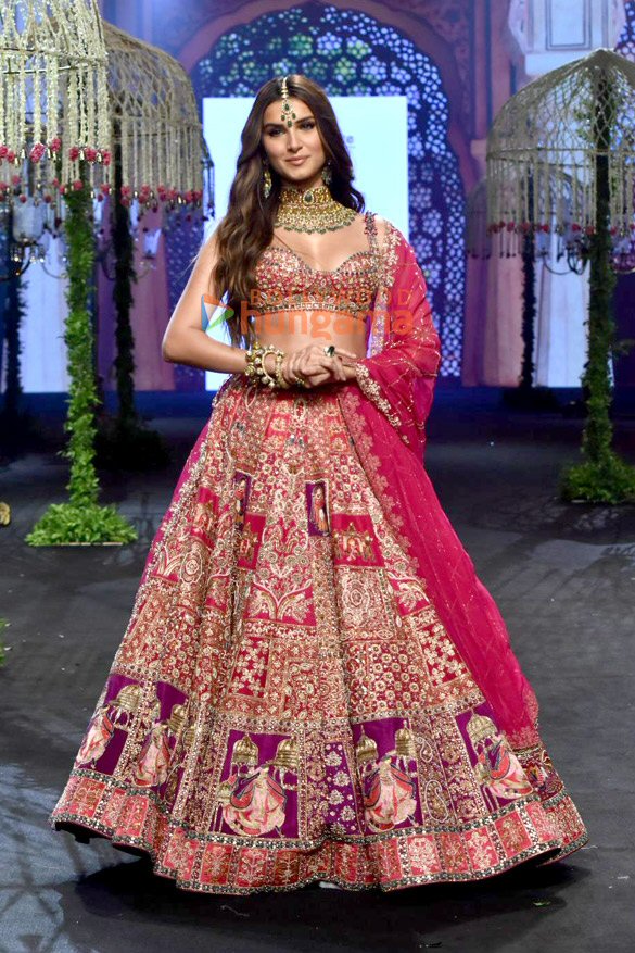 photos sara ali khan diana penty tara sutaria and others walk the ramp at lakme fashion week 2023 day 3 17