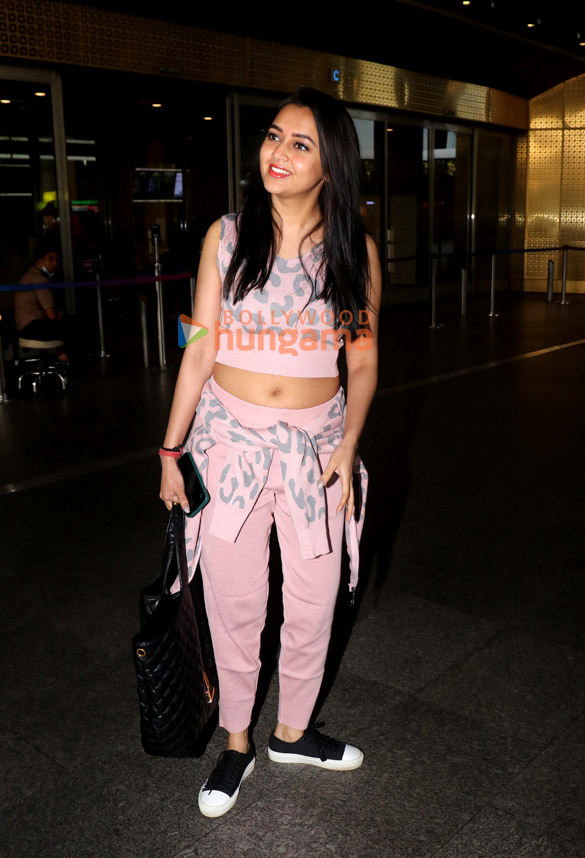 photos shahid kapoor mira kapoor and tejasswi prakash snapped at the airport 4