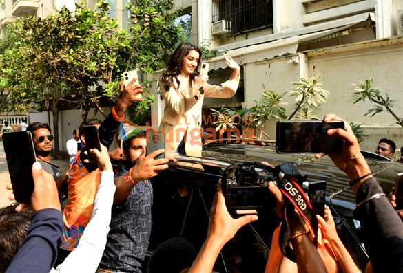 photos shraddha kapoor celebrating her birthday at her residence 6