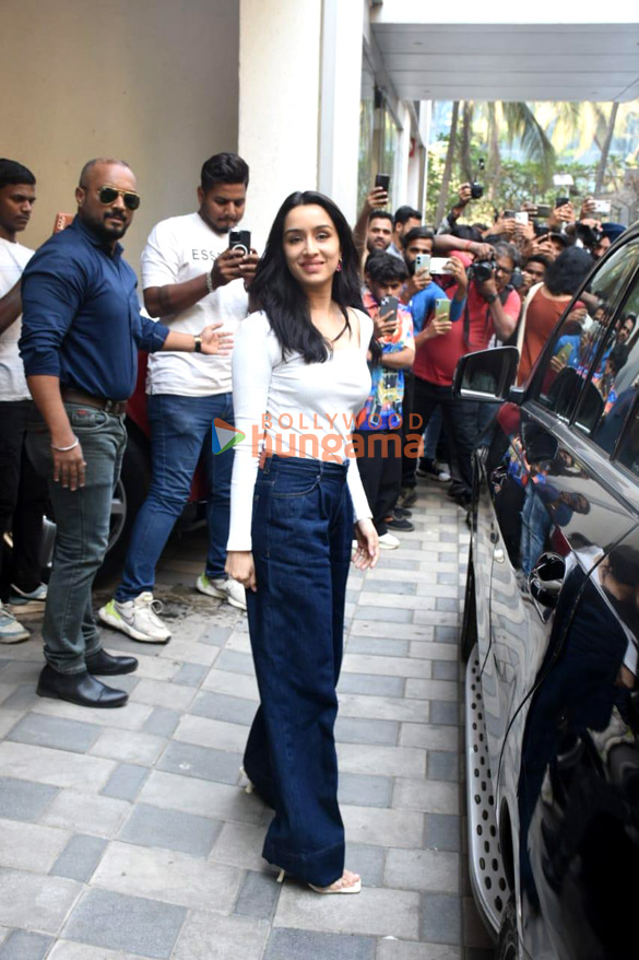 photos shraddha kapoor snapped outside t series office for tu jhoothi main makkaar promotions in andheri 6