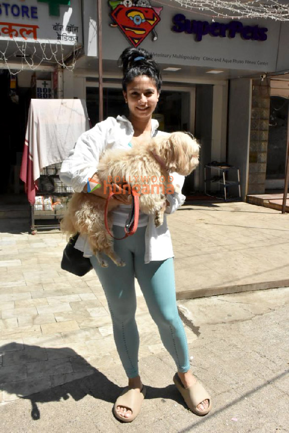 photos tanisha mukerji snapped outside a pet clinic in bandra 3