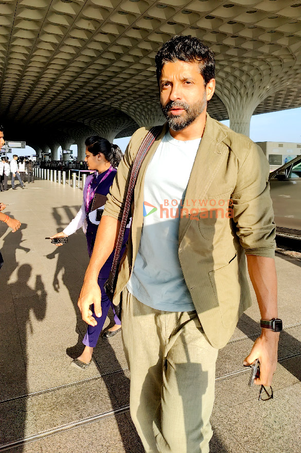 photos urvashi rautela and farhan akhtar snapped at the airport 4