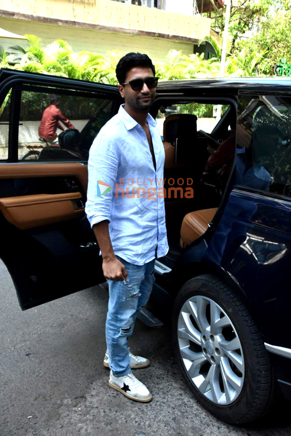 Photos: Vicky Kaushal snapped in Khar Photos: Vicky Kaushal snapped in Khar