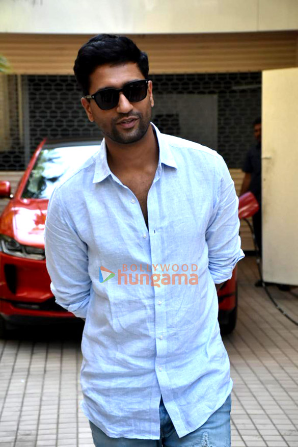 photos vicky kaushal snapped in khar 2