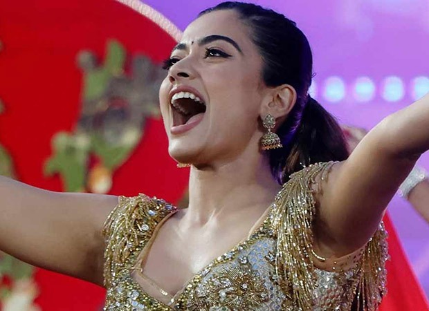 IPL 2023 opens with a bang as Rashmika Mandanna stuns audiences with her sizzling moves on ‘Naatu Naatu,’ ‘Saami Saami,’ & more : Bollywood News