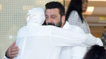 Sanjay Dutt hugs Veteran actor Ranjeet at Kishor Bajaj’s prayer meet