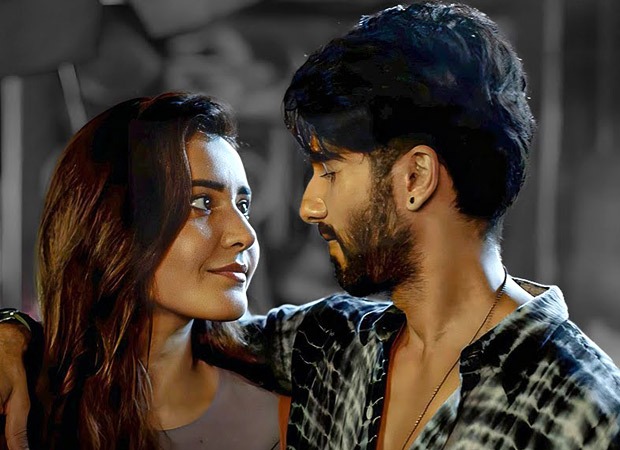 Shahid Kapoor and Raashii Khanna feature in romantic track 'Aasmaan' from Farzi, watch video Shahid Kapoor and Raashii Khanna feature in romantic track 'Aasmaan' from Farzi, watch video