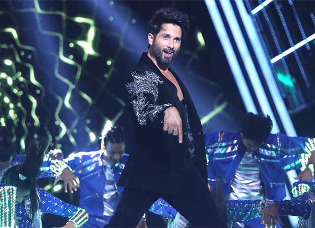 Shahid Kapoor relives Jab We Met days as he performs on ‘Mauja Mauja’ at Zee Cine Awards : Bollywood News