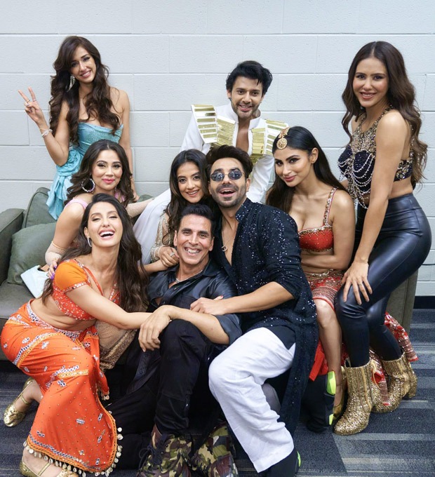 The Entertainers: Akshay Kumar, Nora Fatehi, Disha Patani and others flash their million-dollar smile in BTS pic : Bollywood News