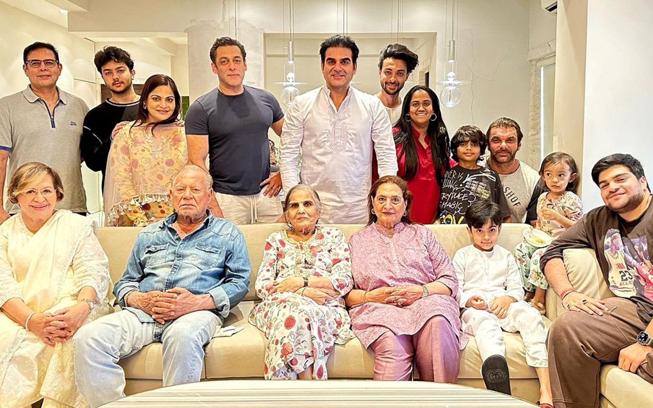 Eid 2023: Salman Khan celebrates the festival with brothers Arbaaz, Sohail, sisters Alvira, Arpita & family, see photo 