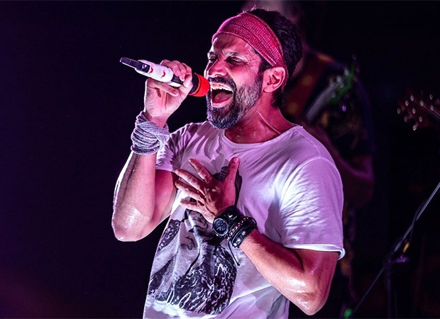 Read more about the article Chaos erupts as Farhan Akhtar’s concert stage collapses due to dust storm in Indore : Bollywood News
