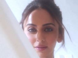 How stunning does Rakul Preet Singh look in this black & white outfit