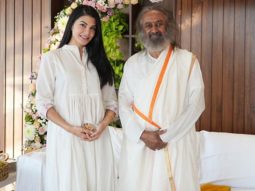 Jacqueline Fernandez gives a peek into her meeting with Sri Sri Ravi Shankar; says, “Living in the moment with joy”