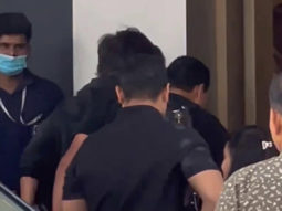 Paps capture a quick glimpse of Shah Rukh Khan & Suhana Khan near the airport