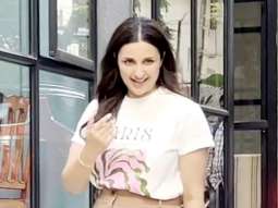Parineeti Chopra makes a fan’s day by clicking a selfie with her