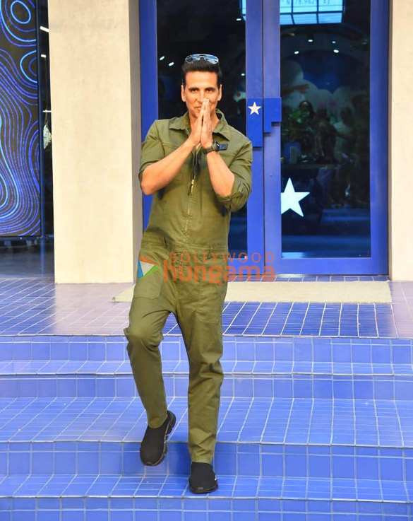 photos akshay kumar attends the force9 store launch 8
