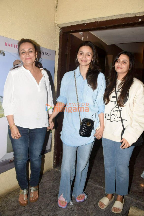 photos alia bhatt soni razdan and shaheen bhatt snapped at pvr juhu 4