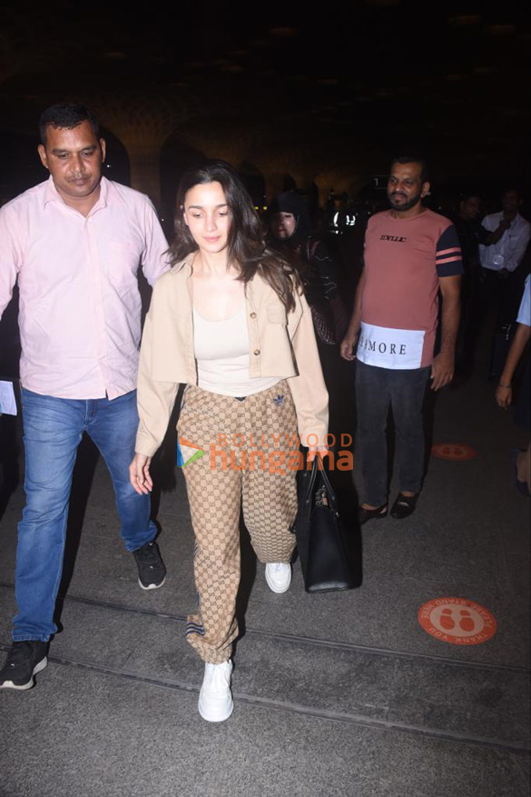 photos alia bhatt snapped at the airport 2 4