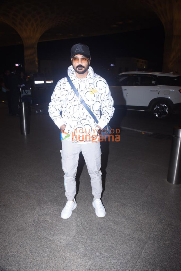 photos arjun kapoor malaika arora hema malini and others snapped at the airport 100 1