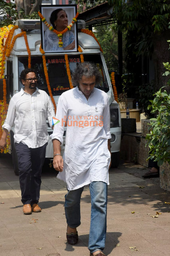 photos celebs attend mukesh chhabras mother funeral 11