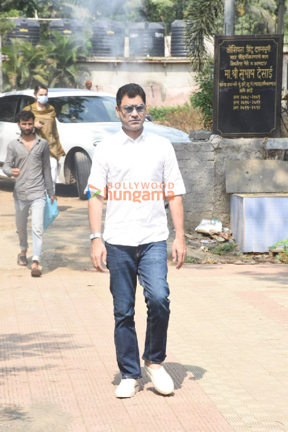 photos celebs attend mukesh chhabras mother funeral 12