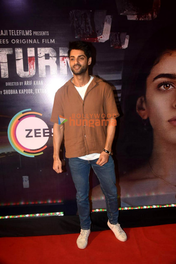 photos celebs grace the premiere of u turn 9