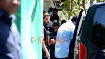 Photos: Hrithik Roshan snapped in Juhu for an ad shoot