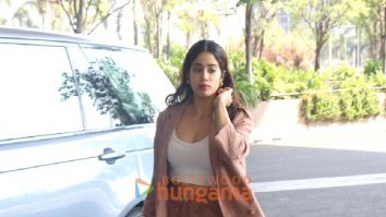 Photos: Janhvi Kapoor, Karisma Kapoor, Sania Mirza and others snapped at the airport