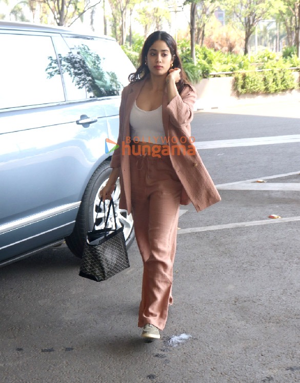 photos janhvi kapoor karisma kapoor and sania mirza snapped at the airport 3