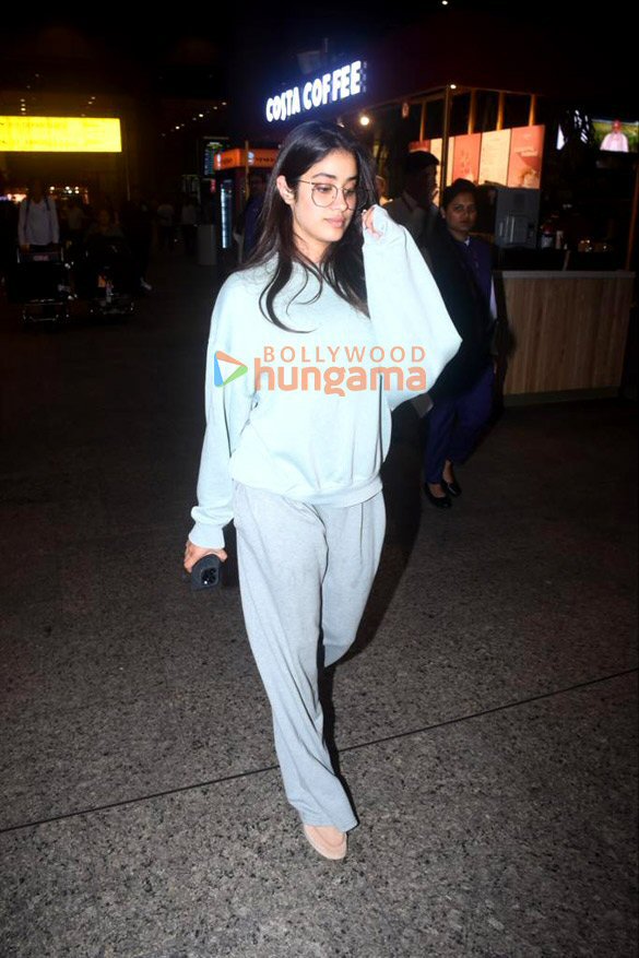 Photos: Janhvi Kapoor, Varun Dhawan, Diana Penty and others snapped at the airport | Parties & Events