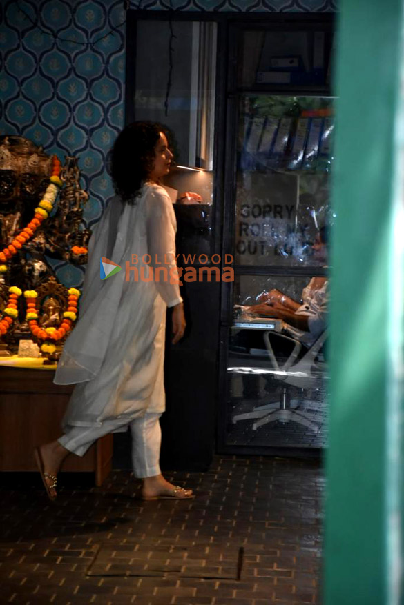 Photos: Kangana Ranaut snapped in Khar Photos: Kangana Ranaut snapped in Khar
