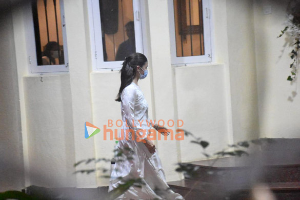 photos kareena kapoor khan saif ali khan and others snapped at yash chopras house 2 4