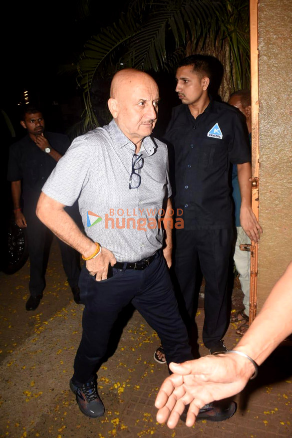 photos kareena kapoor khan saif ali khan and others snapped at yash chopras house 6 6