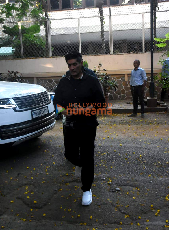 photos kareena kapoor khan saif ali khan and others snapped at yash chopras house