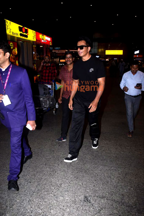 photos kiara advani madhuri dixit and others snapped at the airport 4 2