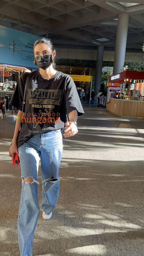 photos kriti sanon shahid kapoor parineeti chopra and others snapped at the airport 1