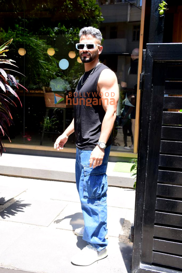 photos kritika kamra kunal kemmu soha ali khan and gaurav kapur snapped at mizu in bandra 2