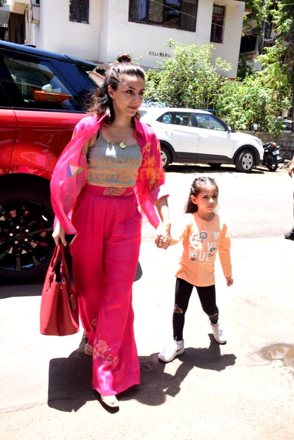 photos kritika kamra soha ali khan and gaurav kapur snapped at mizu in bandra 2 2