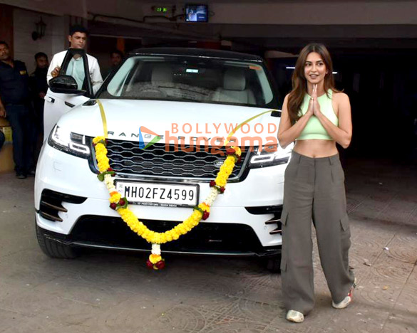 Photos: Pulkit Samrat and Kriti Kharbanda snapped with her new car Photos: Pulkit Samrat and Kriti Kharbanda snapped with her new car