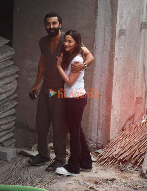 Photos: Ranbir Kapoor and Alia Bhatt snapped at the construction site of their new house | Parties & Events