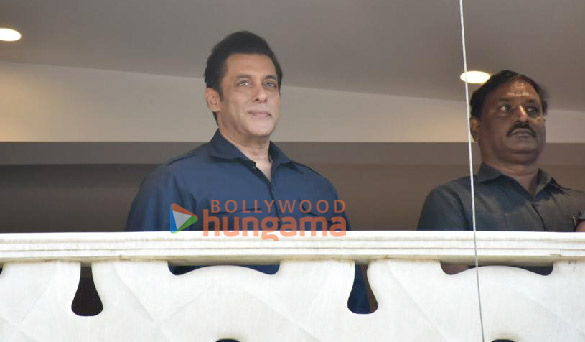 photos salman khan and salim khan greets fans on occasion of eid 2023 6