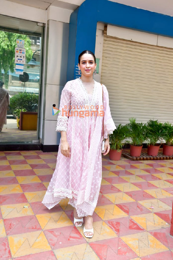 photos sanya malhotra snapped in juhu 1 5