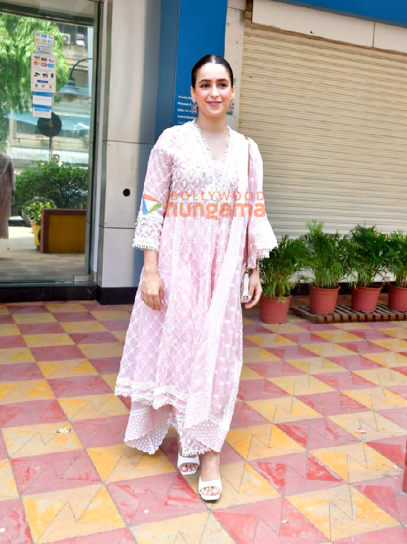 photos sanya malhotra snapped in juhu 4 5