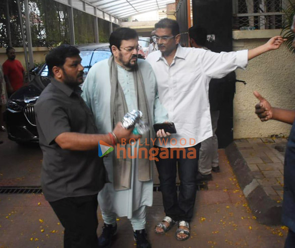 photos shah rukh khan aryan khan karan johar others snapped at aditya chopras house to pay last respects to pamela chopra 00 5