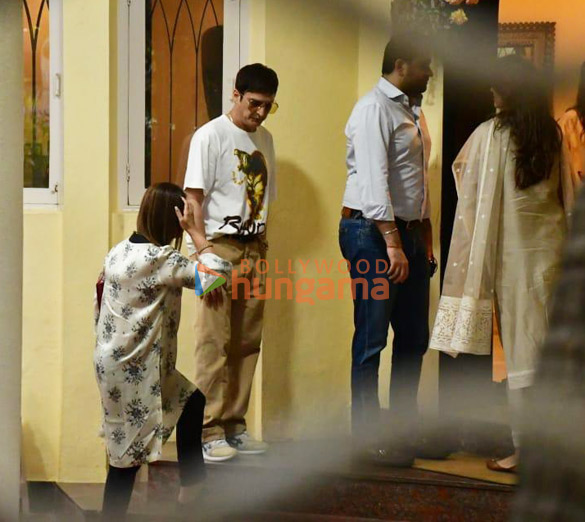 photos shah rukh khan aryan khan karan johar others snapped at aditya chopras house to pay last respects to pamela chopra 0101 3
