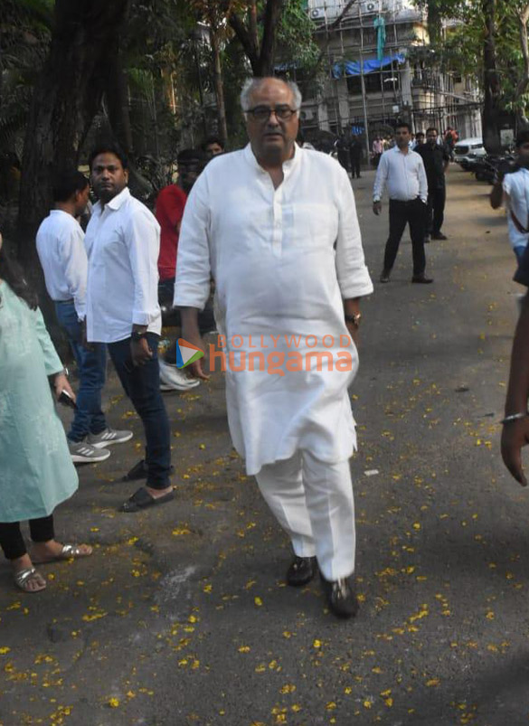photos shah rukh khan aryan khan karan johar others snapped at aditya chopras house to pay last respects to pamela chopra 0101 6