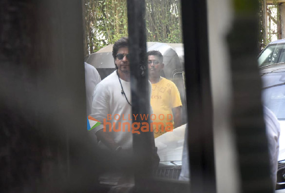 photos shah rukh khan aryan khan karan johar others snapped at aditya chopras house to pay last respects to pamela chopra 7