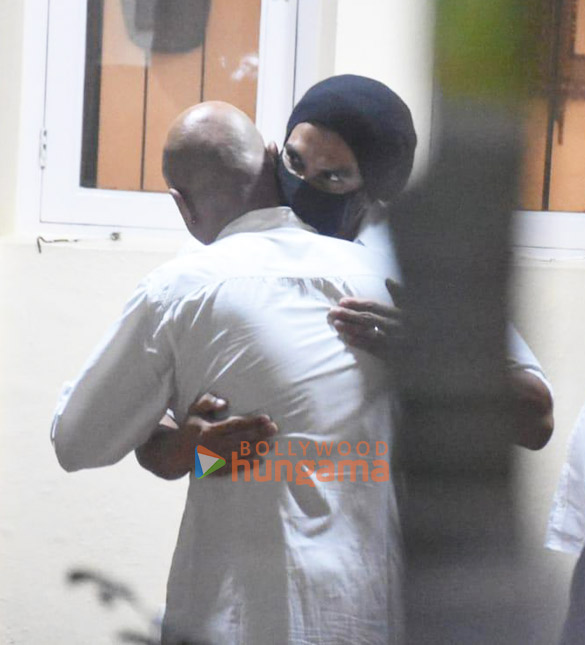 photos shah rukh khan aryan khan karan johar others snapped at aditya chopras house to pay last respects to pamela chopra 7788 6