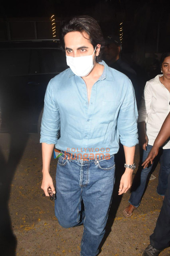 photos shah rukh khan aryan khan karan johar others snapped at aditya chopras house to pay last respects to pamela chopra 9766 5
